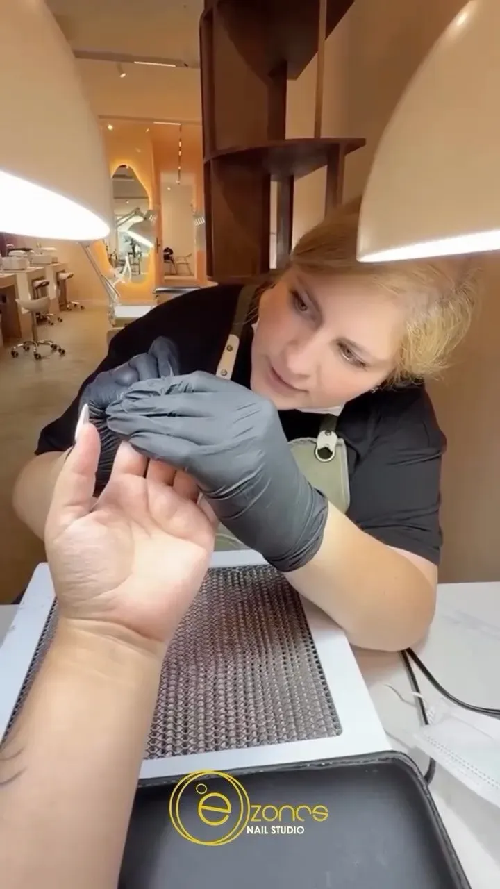 Nagelstyliste van Ezoncs aan het werk in de salon