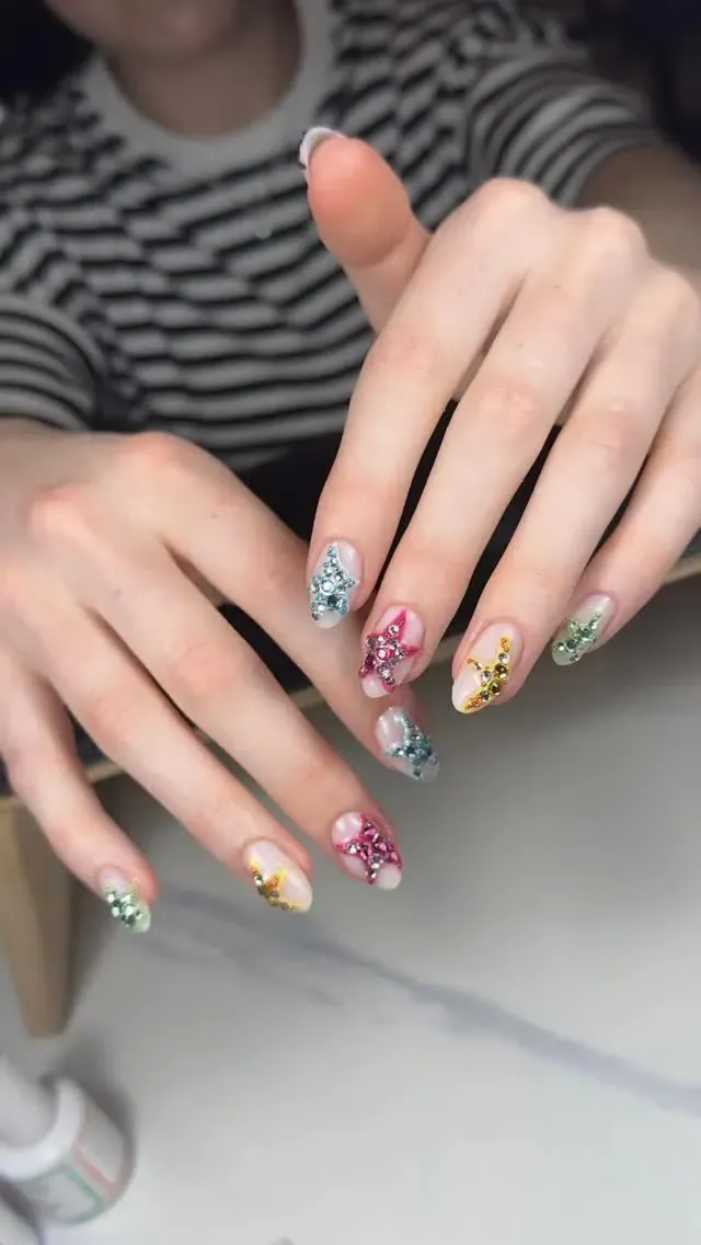 Mismatched nail art met bloemen
