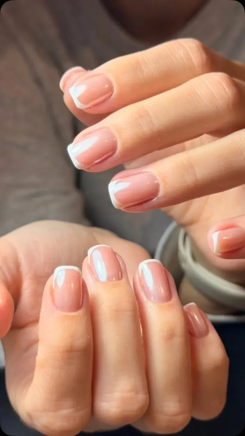 Zachte roze nagels met witte french tips