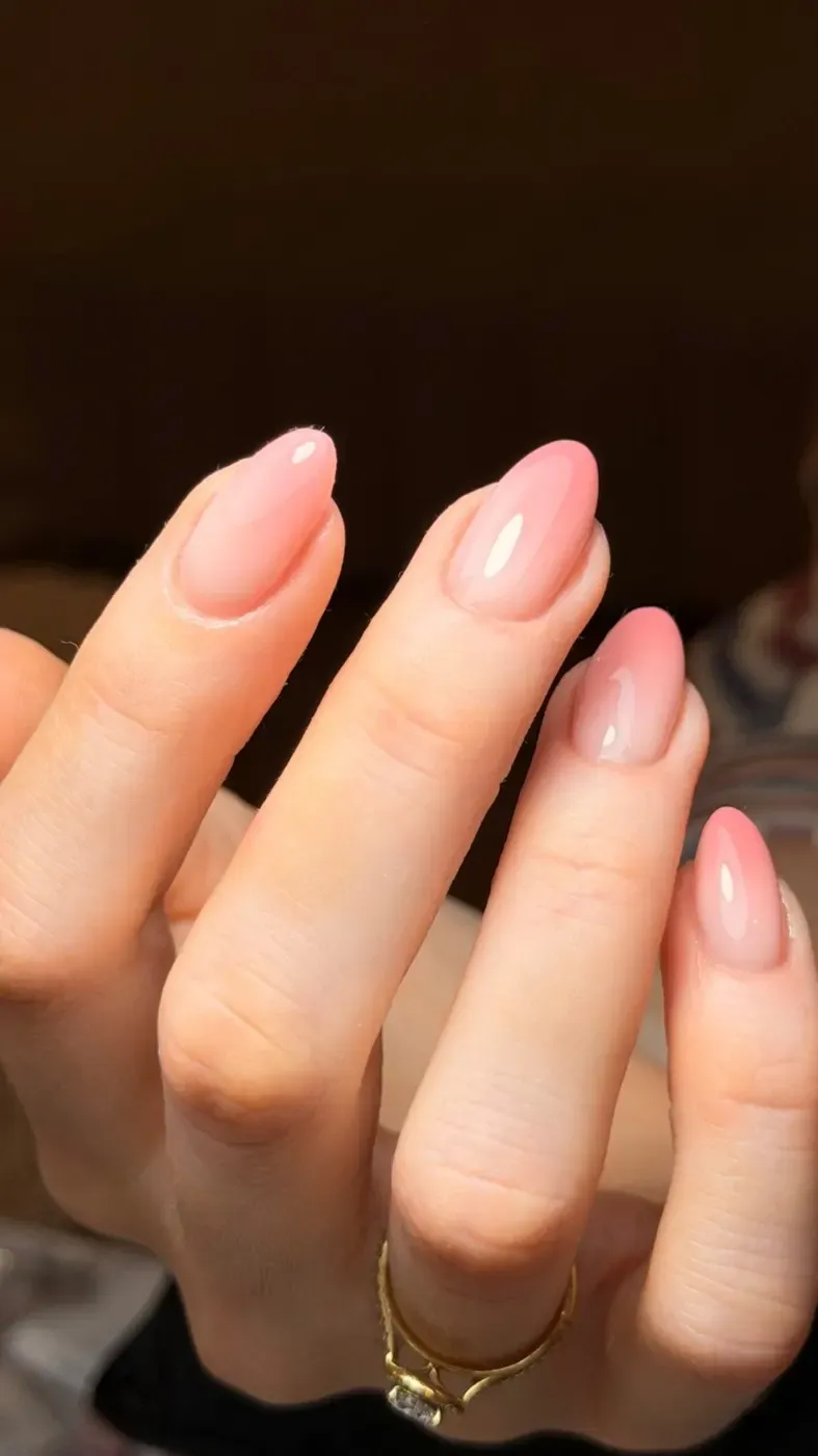 Glanzende nude amandelnagels