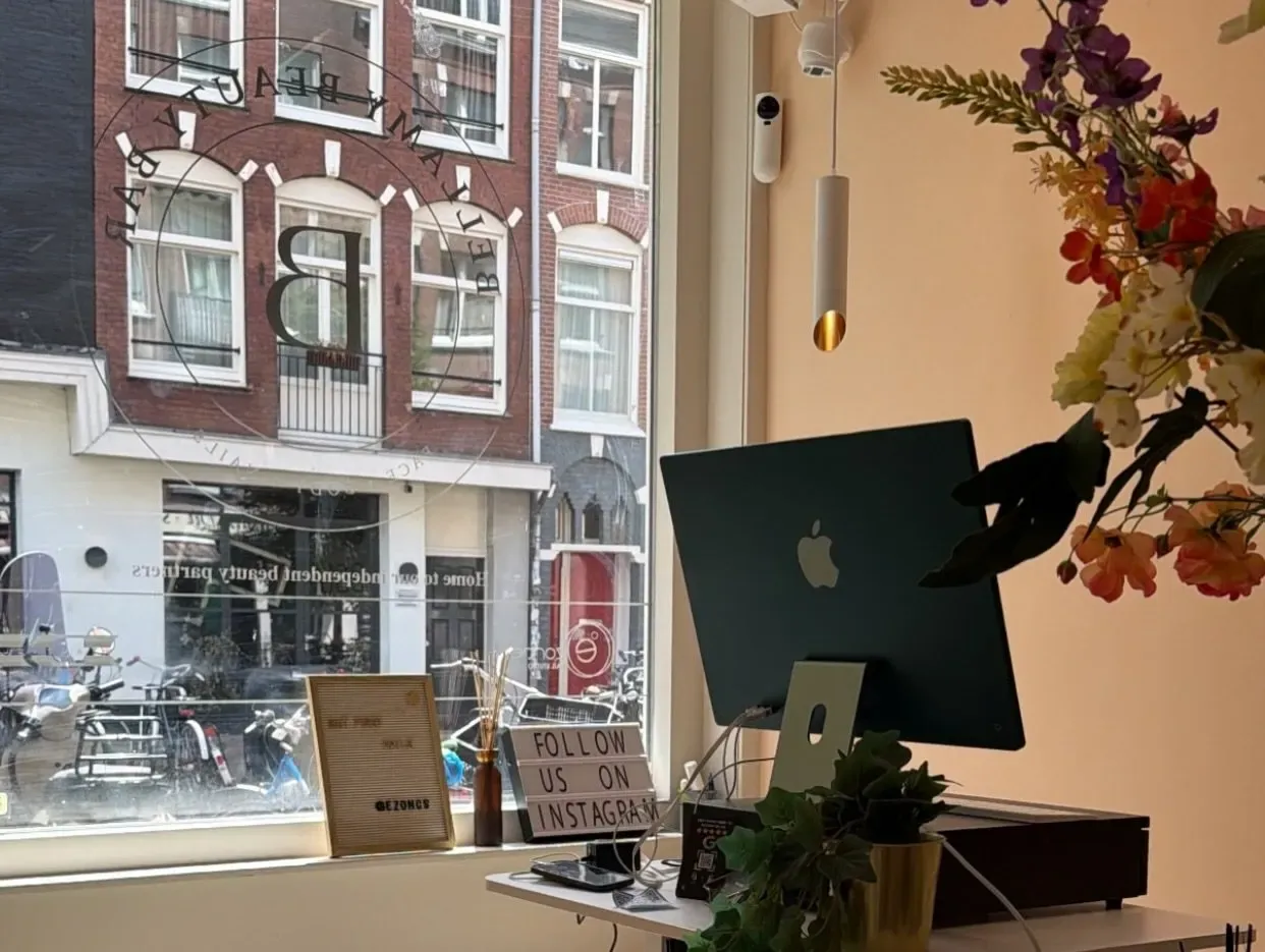 De balie met uitzicht op de Bellamystraat