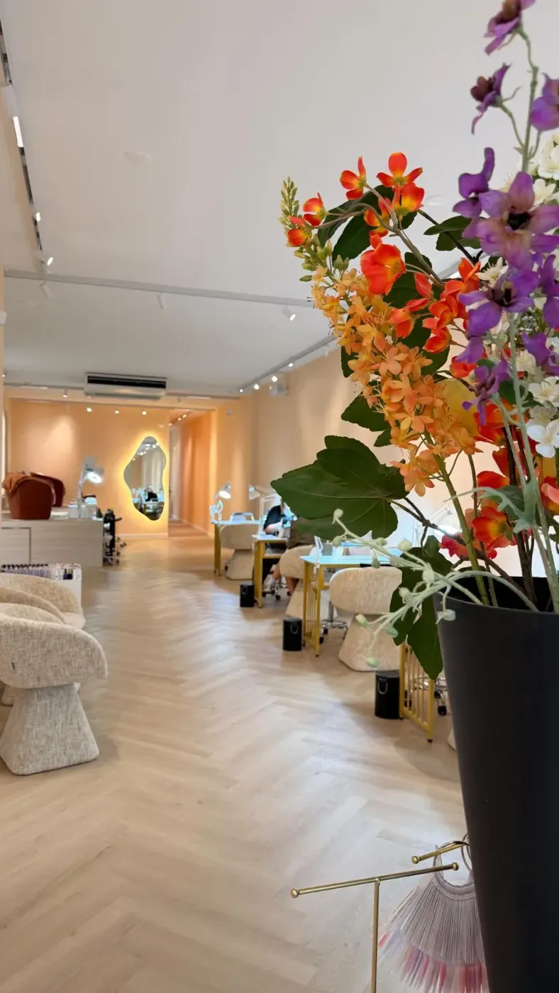 Bloemen bij de ingang met zicht op de ovale spiegel
