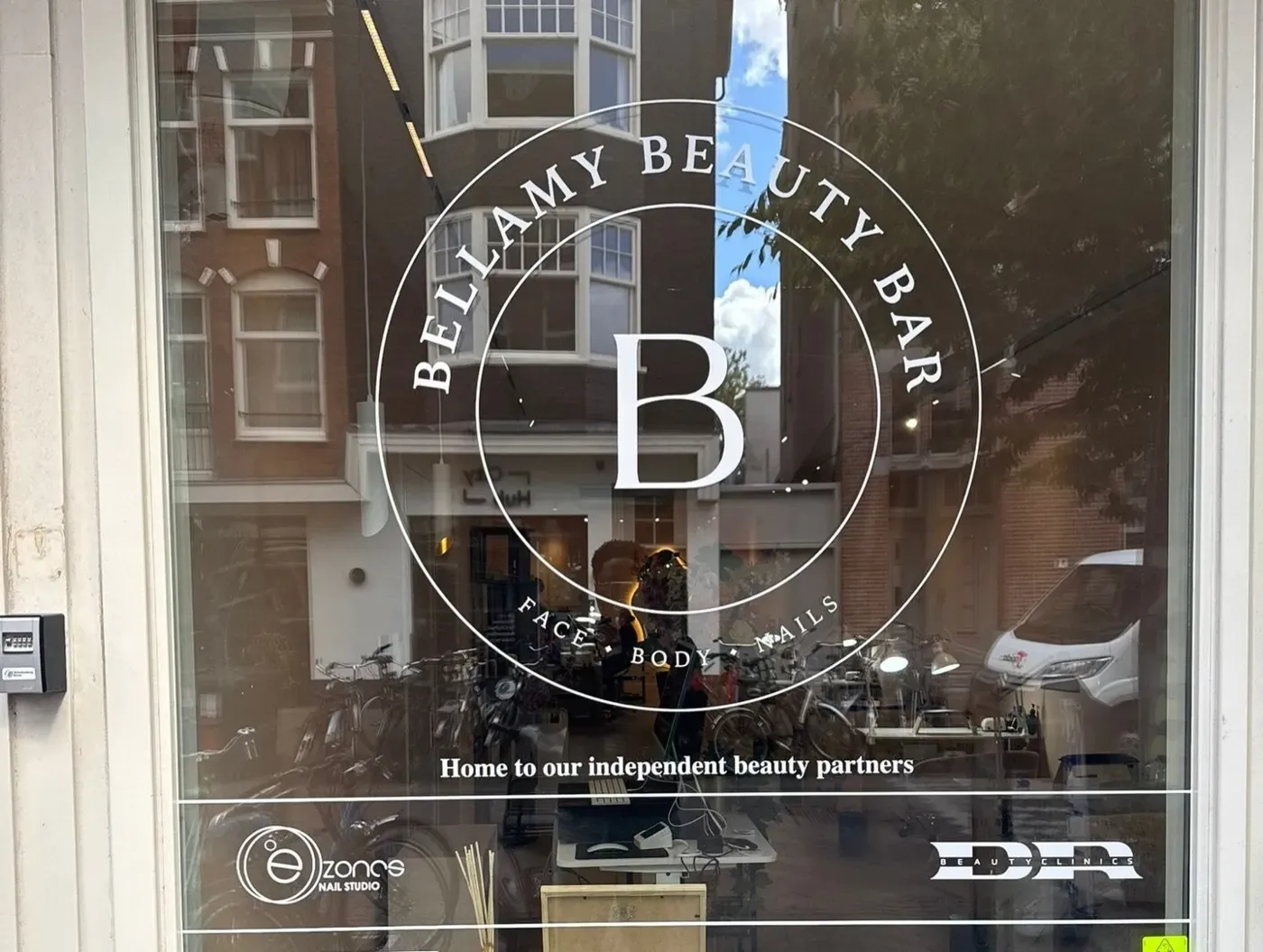 Het raam met het Bellamy Beauty Bar-logo